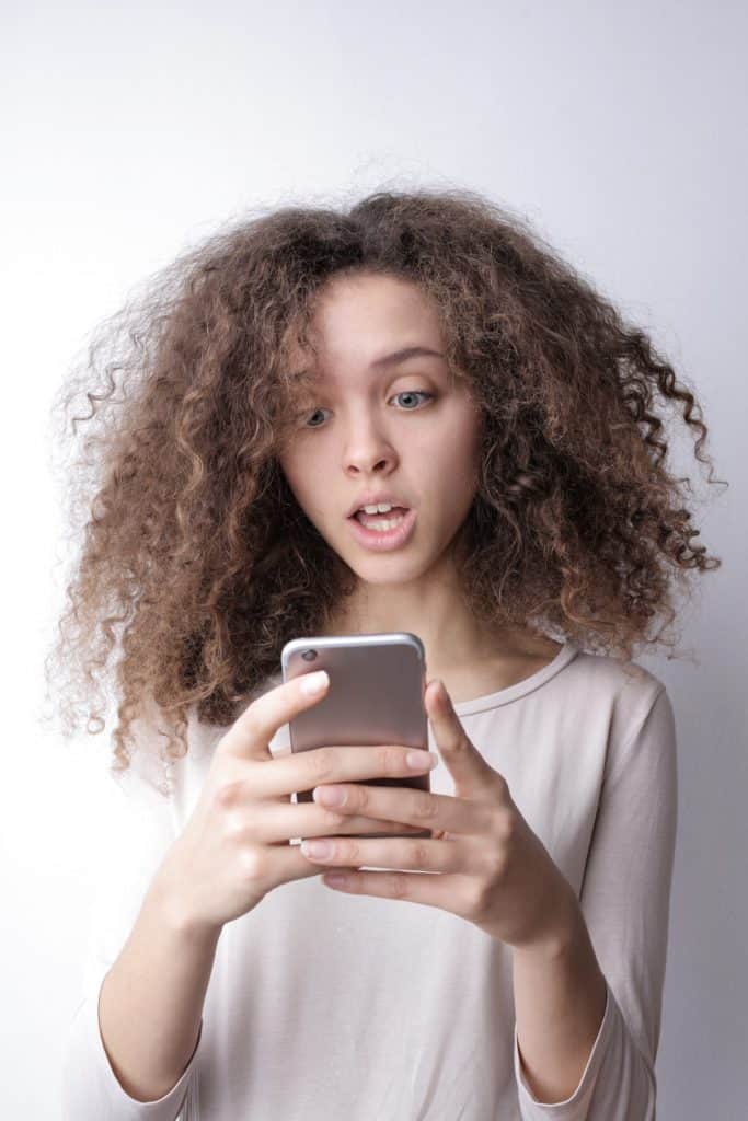 ילדה מוטרדת מינית באמצעות וידאו צאט